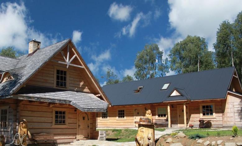 Chatka Włóczykija – drewniany domek z widokiem na Tatry i Pogórze